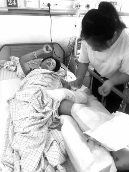 父亲出事后，刚高考完的田京荣一直在医院照顾母亲